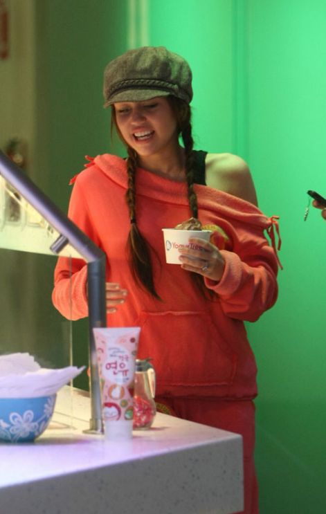 miley_cyrus_yogurt3.jpg miley_cyrus_yogurt3.jpg