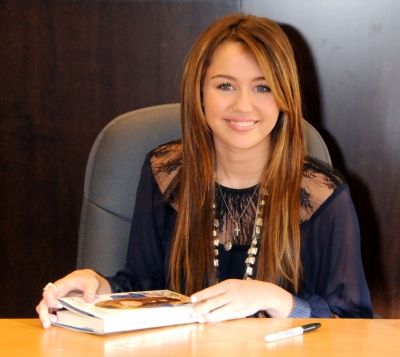 normal_booksigningla_05.jpg normal_booksigningla_05.jpg