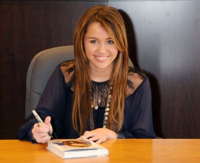 normal_booksigningla_06.jpg normal_booksigningla_06.jpg